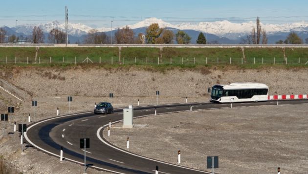 Arena del Futuro circuit charges EVs as they drive